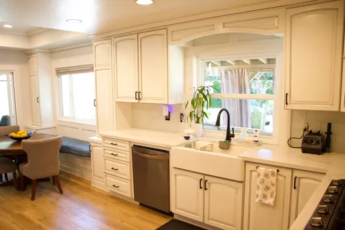 Modern Kitchen Island Design in De Luz